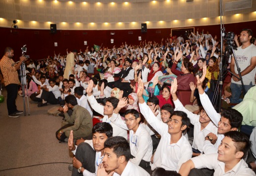 Muslim students showing support for the 'Green for White' campaign to end prejudice against minority religions, Lahore, October 2015 (Photo: WWM)